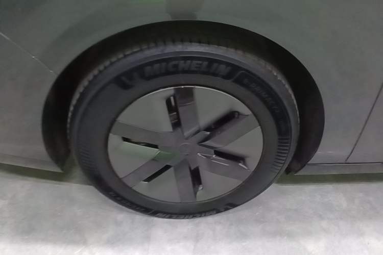 Used Li Auto MEGA 2025 Home Family Special Edition Right Rear Wheel Hub