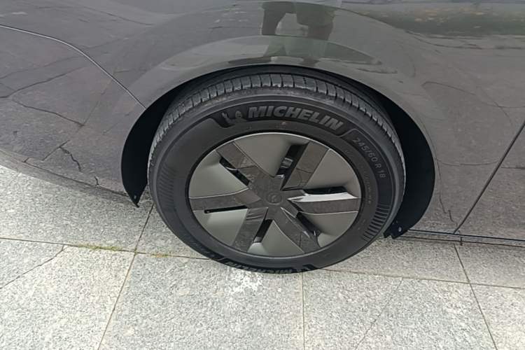 Used Li Auto MEGA 2025 Home Family Special Edition Right Rear Wheel Hub