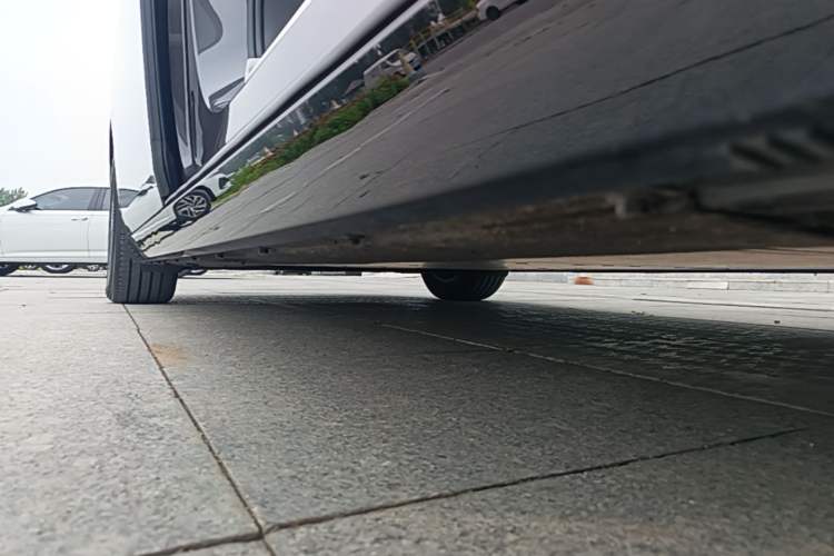 Used Li Auto MEGA 2025 Home Family Special Edition Right Side Sill