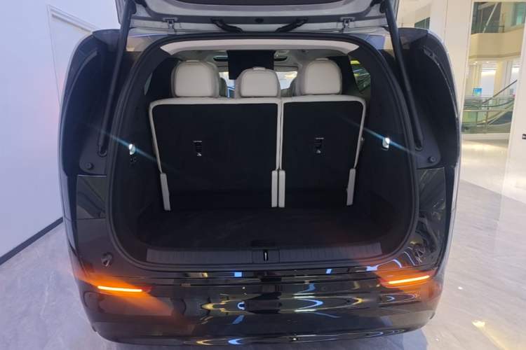 Used Li Auto MEGA 2025 Ultra Smart Refreshed Edition Trunk