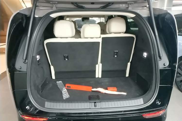 Used Li Auto MEGA 2025 Ultra Smart Refreshed Edition Trunk