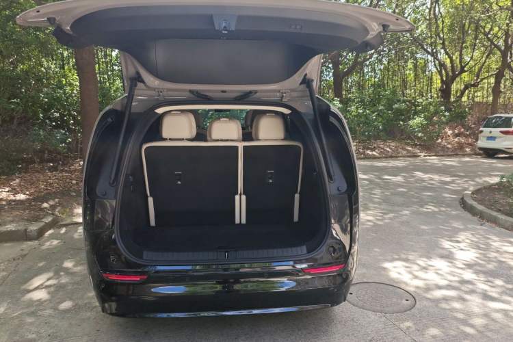 Used Li Auto MEGA 2025 Ultra Smart Refreshed Edition Trunk