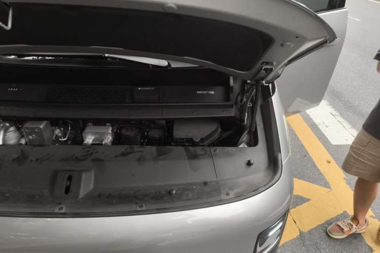 Used Li Auto MEGA 2025 Home Family Special Edition Engine Bay Left