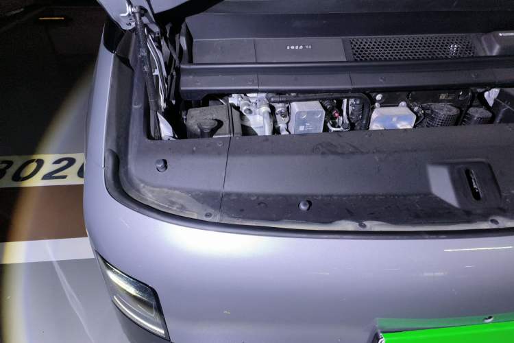 Used Li Auto MEGA 2025 Home Family Special Edition Engine Bay Right