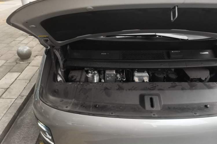 Used Li Auto MEGA 2025 Home Family Special Edition Engine Bay Right
