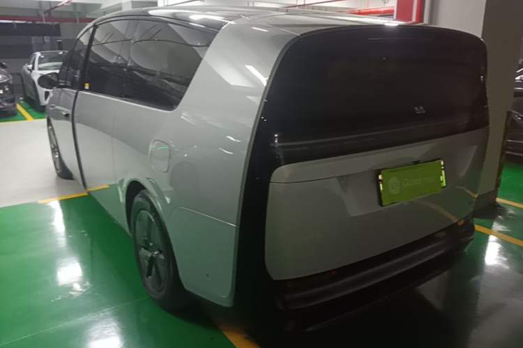 Used Li Auto MEGA 2025 Home Family Special Edition Exterior 2