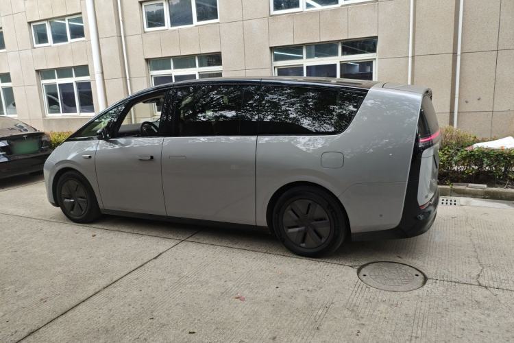 Used Li Auto MEGA 2025 Home Family Special Edition Exterior 3