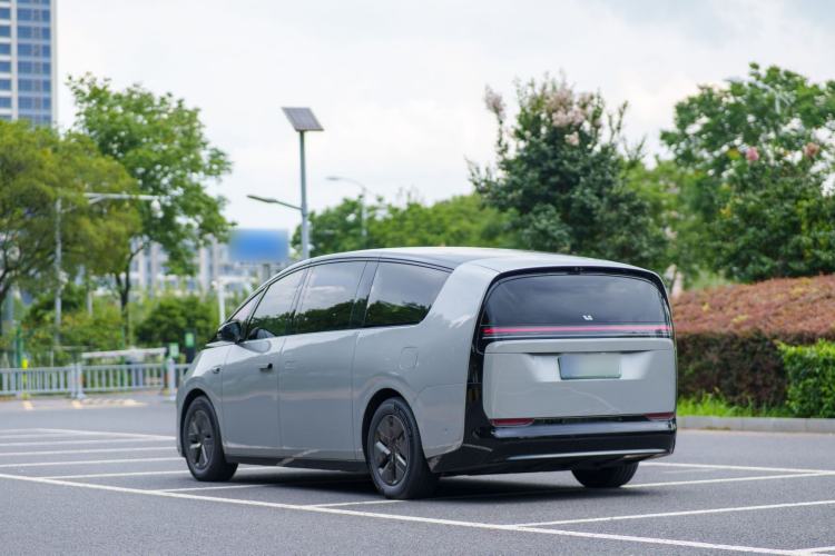 Used Li Auto MEGA 2025 Home Family Special Edition Exterior 4