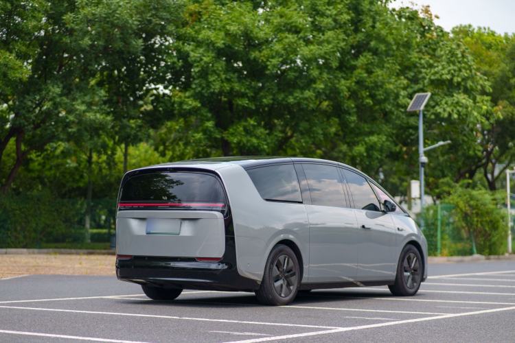 Used Li Auto MEGA 2025 Home Family Special Edition Exterior 5