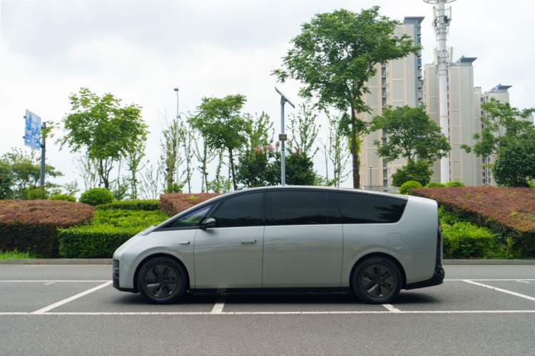 Used Li Auto MEGA 2025 Home Family Special Edition Exterior 6