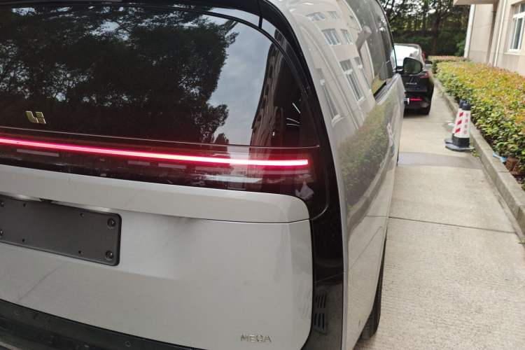Used Li Auto MEGA 2025 Home Family Special Edition Exterior 6