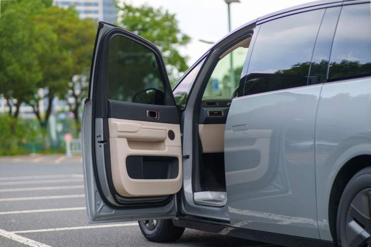 Used Li Auto MEGA 2025 Home Family Special Edition Exterior 7