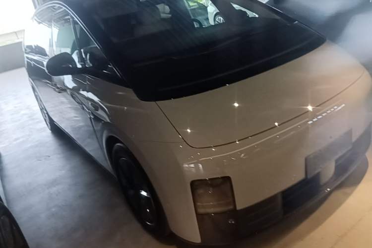Used Li Auto MEGA 2025 Ultra Smart Refreshed Edition Front Right 45 Deg