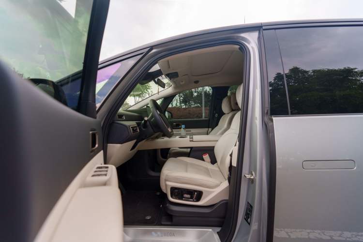 Used Li Auto MEGA 2025 Home Family Special Edition Interior 2