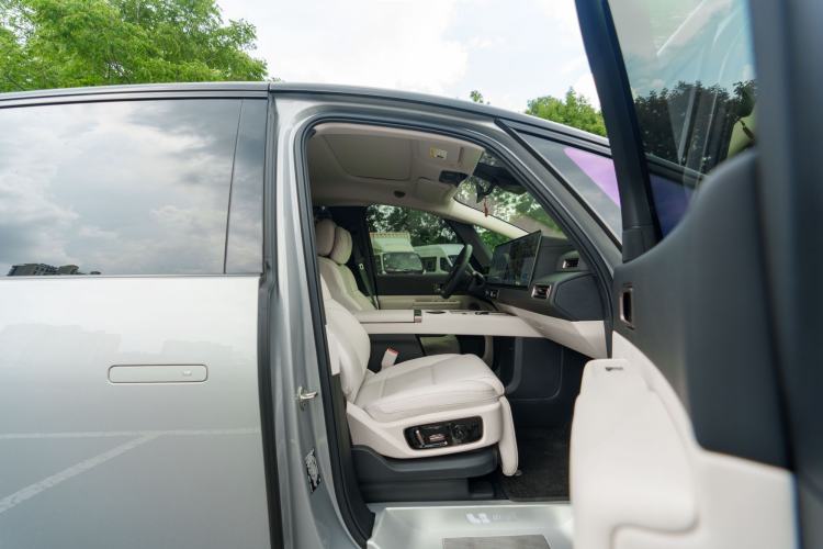 Used Li Auto MEGA 2025 Home Family Special Edition Interior 3