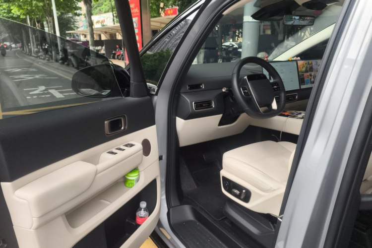 Used Li Auto MEGA 2025 Home Family Special Edition Interior 3
