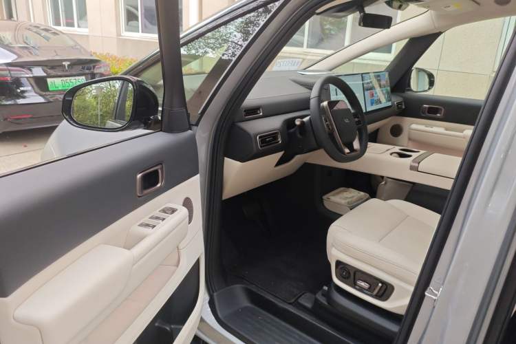 Used Li Auto MEGA 2025 Home Family Special Edition Interior 3