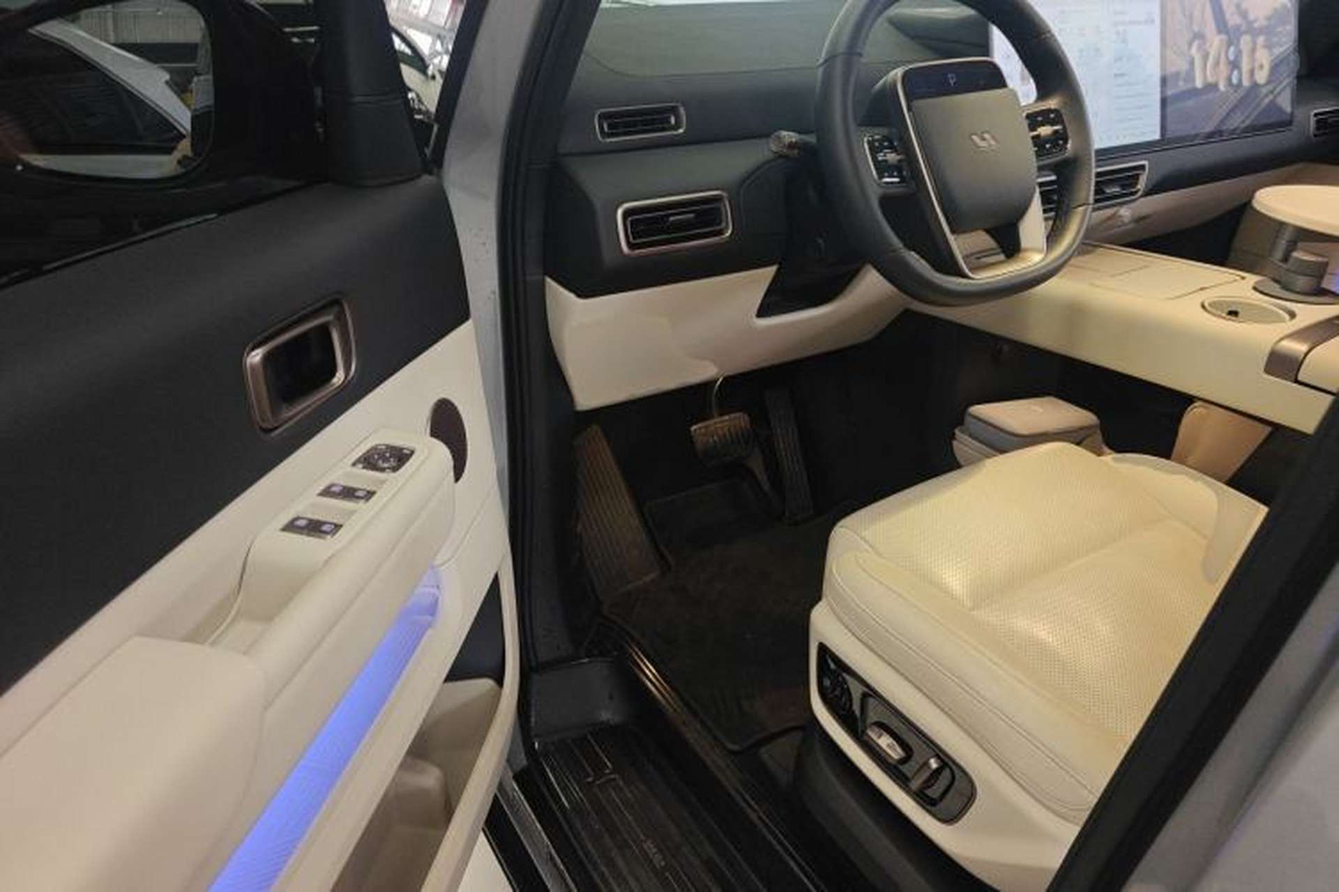 Used Li Auto MEGA 2025 Home Family Special Edition Interior 3