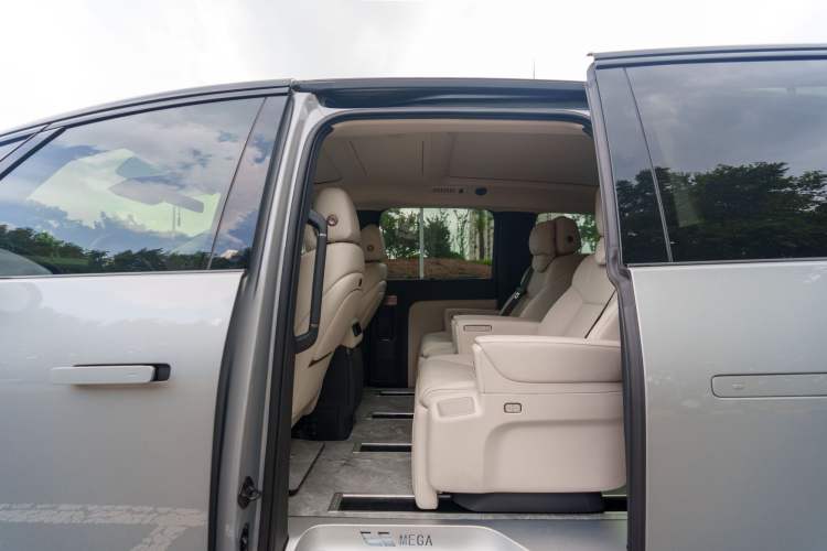 Used Li Auto MEGA 2025 Home Family Special Edition Interior 4