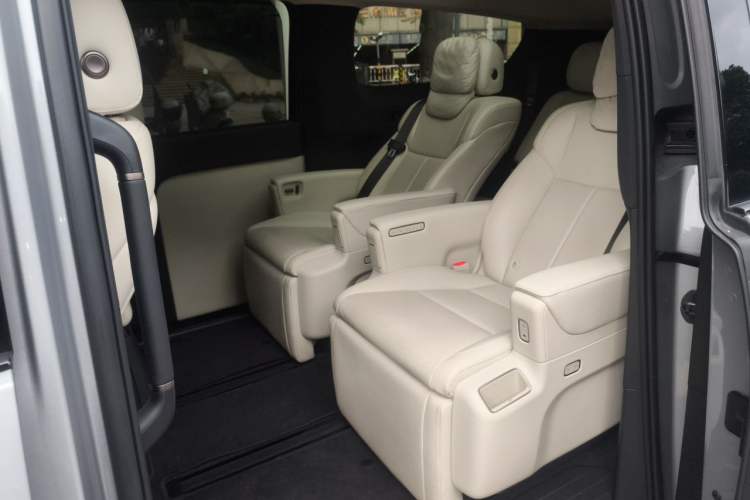 Used Li Auto MEGA 2025 Home Family Special Edition Interior 4