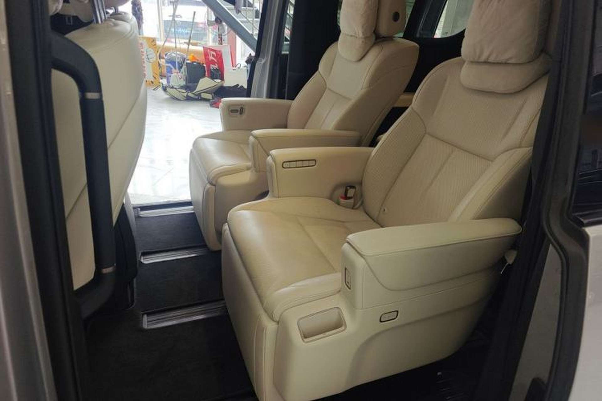 Used Li Auto MEGA 2025 Home Family Special Edition Interior 4
