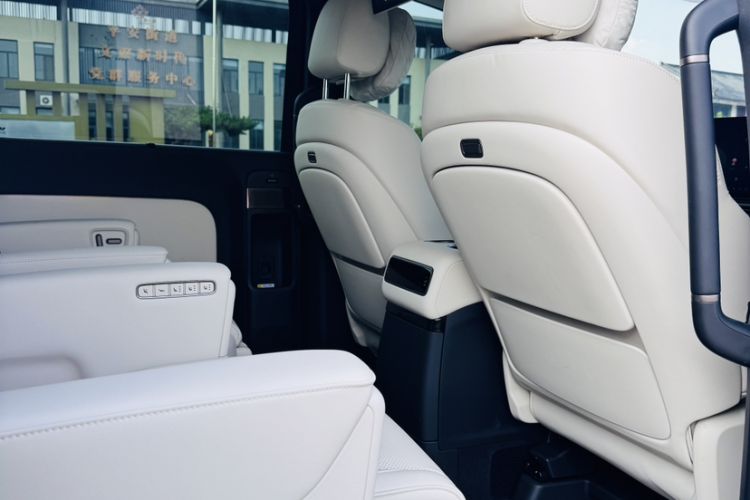 Used Li Auto MEGA 2025 Home Family Special Edition Interior 8