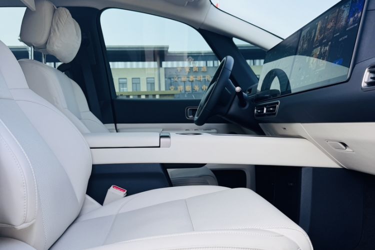 Used Li Auto MEGA 2025 Home Family Special Edition Interior 9