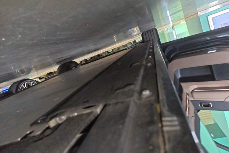 Used Li Auto MEGA 2025 Ultra Smart Refreshed Edition Left Side Sill