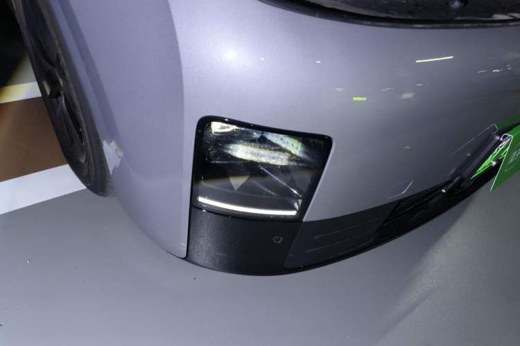 Used Li Auto MEGA 2025 Home Family Special Edition Right Front Headlight