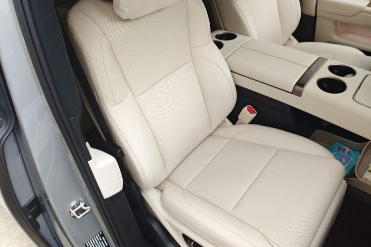 Used Li Auto MEGA 2025 Home Family Special Edition Right Front Seat