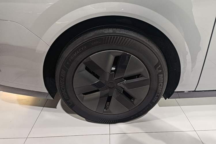 Used Li Auto MEGA 2025 Home Family Special Edition Right Rear Wheel Hub