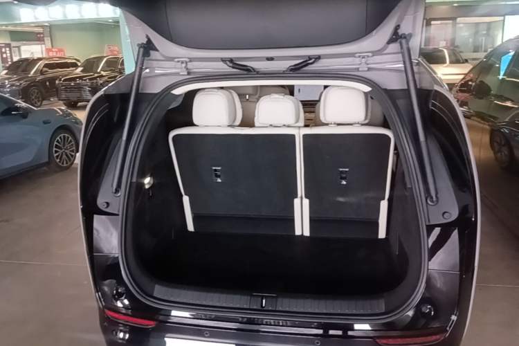Used Li Auto MEGA 2025 Ultra Smart Refreshed Edition Trunk