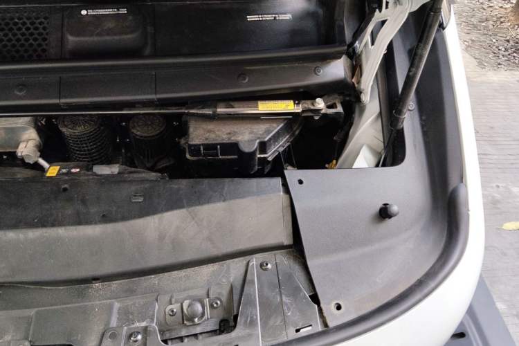 Used Li Auto MEGA 2025 Home Family Special Edition Engine Bay Left