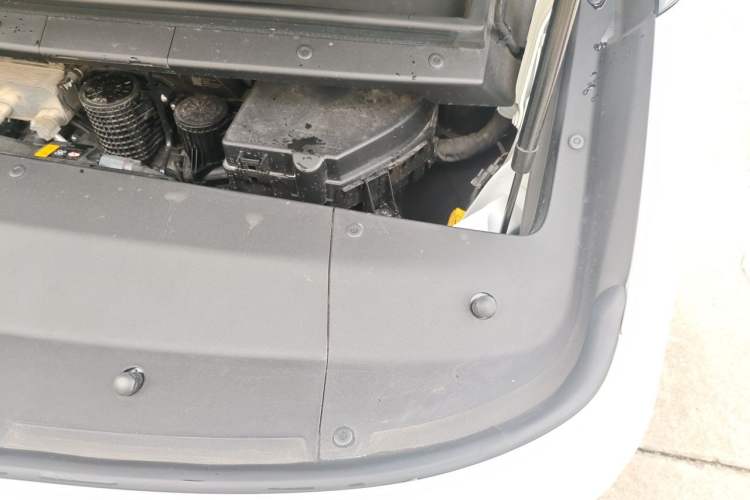 Used Li Auto MEGA 2025 Home Family Special Edition Engine Bay Left