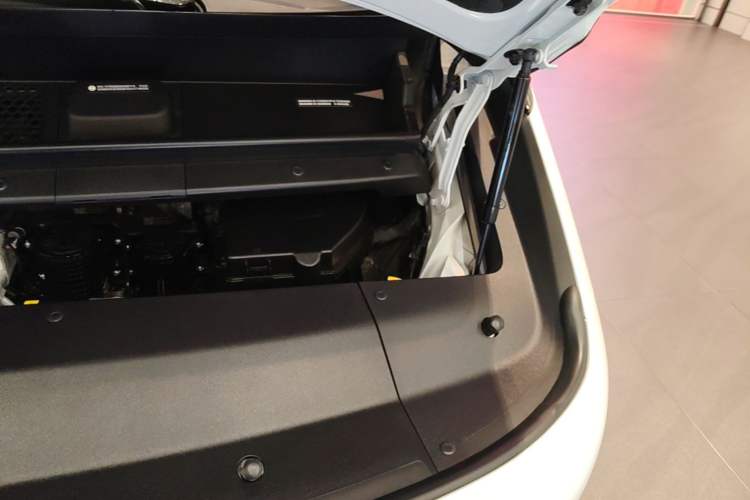 Used Li Auto MEGA 2025 Home Family Special Edition Engine Bay Left