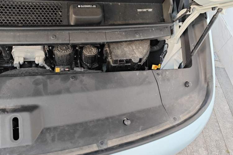 Used Li Auto MEGA 2025 Home Family Special Edition Engine Bay Left