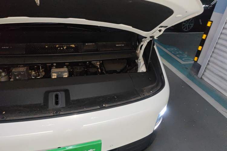 Used Li Auto MEGA 2025 Home Family Special Edition Engine Bay Left