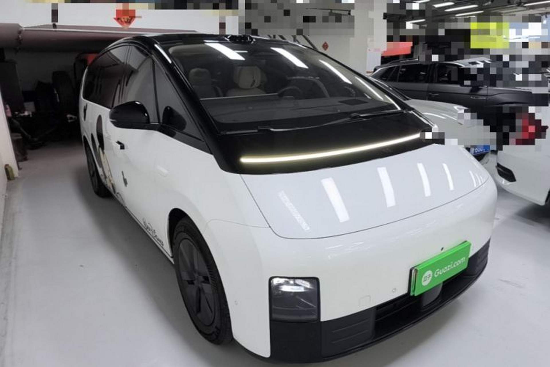 Used Li Auto MEGA 2025 Home Family Special Edition Exterior 1
