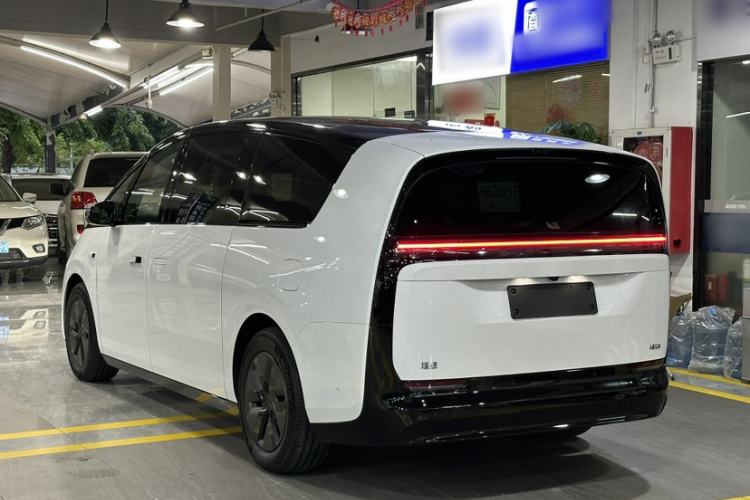 Used Li Auto MEGA 2025 Home Family Special Edition Exterior 2