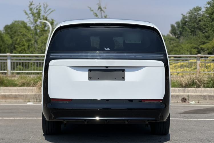 Used Li Auto MEGA 2025 Home Family Special Edition Exterior 3