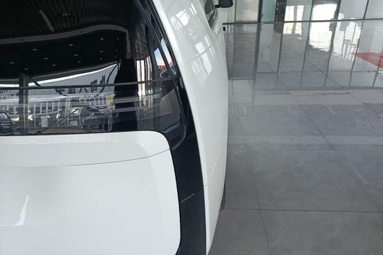Used Li Auto MEGA 2025 Home Family Special Edition Exterior 3