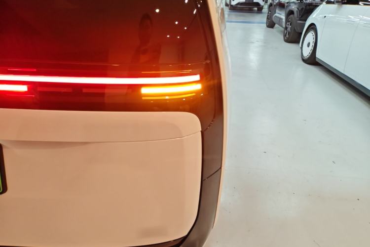 Used Li Auto MEGA 2025 Home Family Special Edition Exterior 3