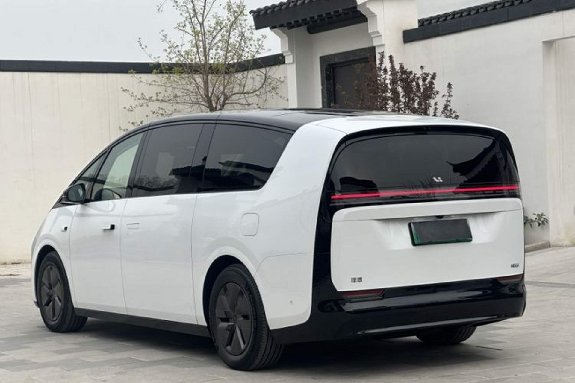 Used Li Auto MEGA 2025 Home Family Special Edition Exterior 5