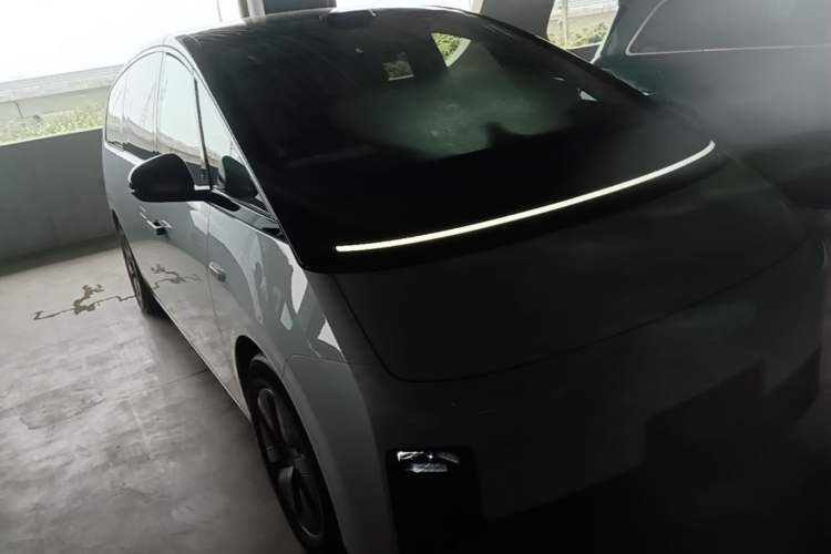 Used Li Auto MEGA 2025 Ultra Smart Refreshed Edition Front Right 45 Deg