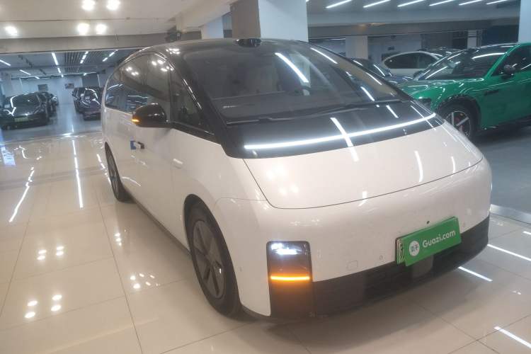 Used Li Auto MEGA 2025 Home Family Special Edition Front Right 45 Deg