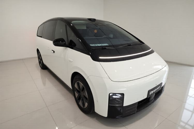 Used Li Auto MEGA 2025 Ultra Smart Refreshed Edition Front Right 45 Deg
