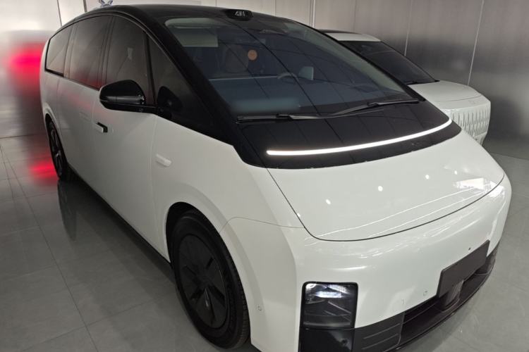 Used Li Auto MEGA 2025 Ultra Smart Refreshed Edition Front Right 45 Deg