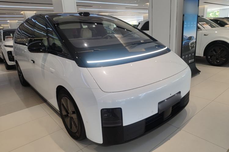 Used Li Auto MEGA 2025 Ultra Smart Refreshed Edition Front Right 45 Deg