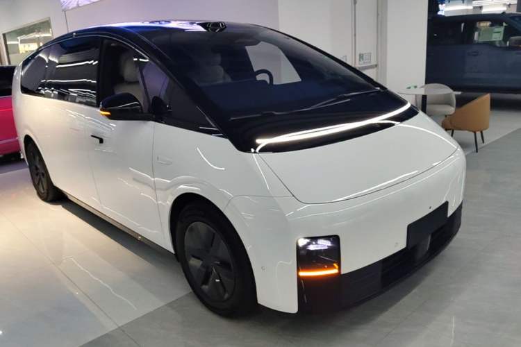 Used Li Auto MEGA 2025 Home Family Special Edition Front Right 45 Deg