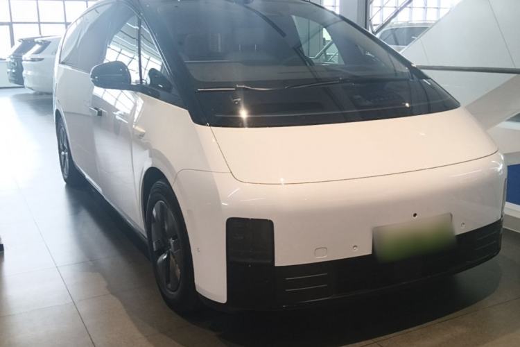 Used Li Auto MEGA 2025 Ultra Smart Refreshed Edition Front Right 45 Deg